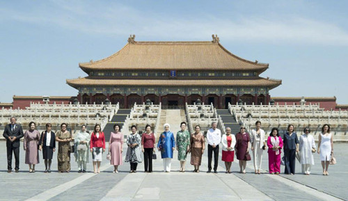 彭妈妈邀请各国领导配偶参观故宫，领略中国悠久的历史文化。