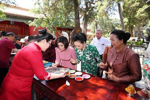 彭妈妈邀请各国领导配偶参观故宫，领略中国悠久的历史文化。