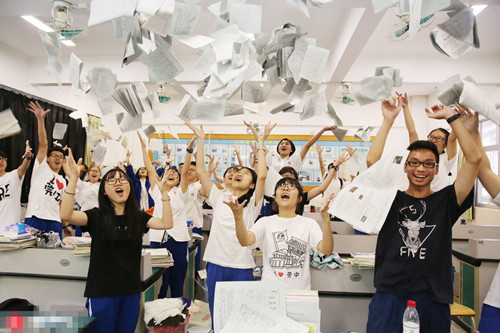 东莞某学校的同学们兴奋地把试卷丢向天空。