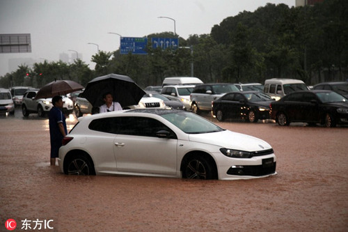 福田区一辆小车积水严重，水深达20-40毫米。