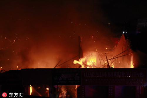 震惊：广西柳州一建材市场“火烧连营”，大火烧红半边天。