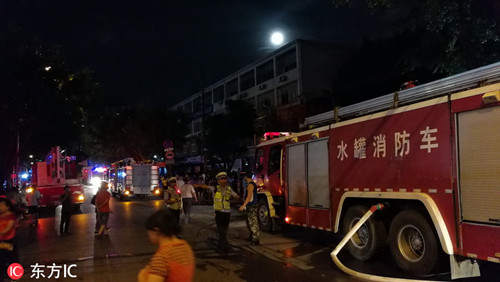 震惊：广西柳州一建材市场“火烧连营”，大火烧红半边天。